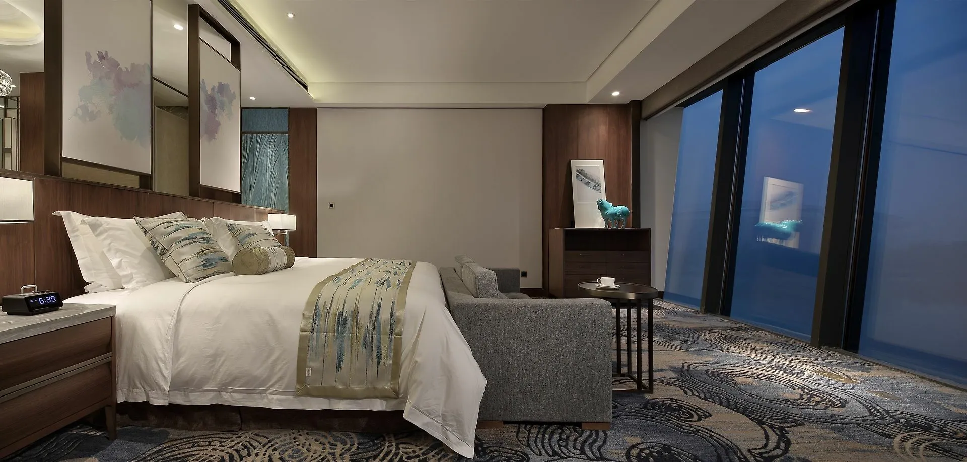 ****  לואיאנג Yading Peninsula Hotel סין