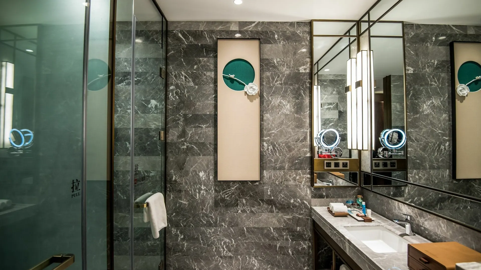 לואיאנג Yading Peninsula Hotel 4*,  סין