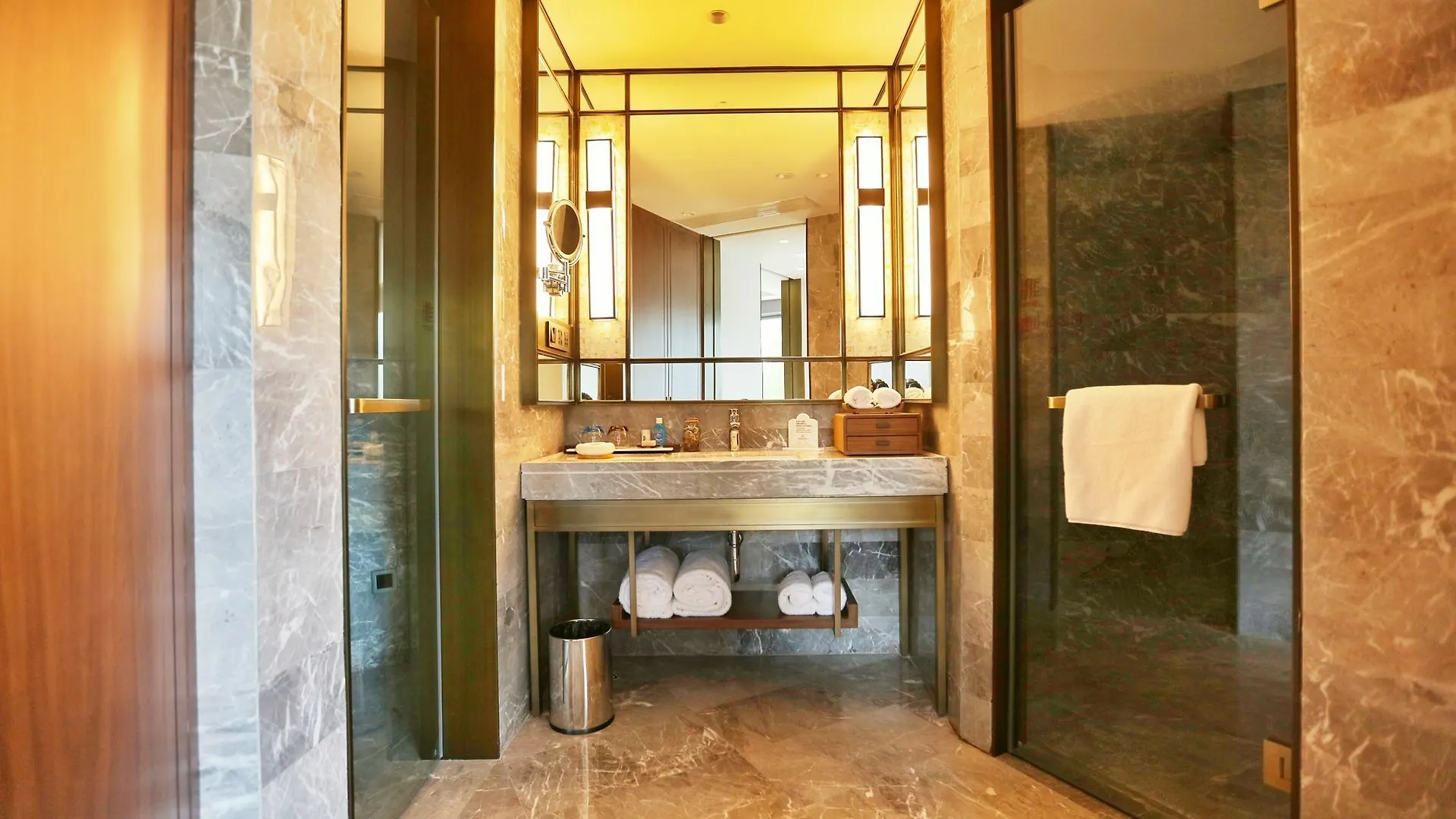 לואיאנג Yading Peninsula Hotel 4*,  סין